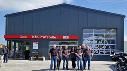 Das Team des Ingenieurbüros stehen vor der Prüfhalle.