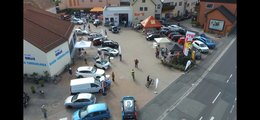 Eine Luftaufnahme der Aussteller und Besucher der Elektromobilitätsmesse in Auerbach.