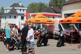 Besucher des Testivals, die Motorräder betrachten.