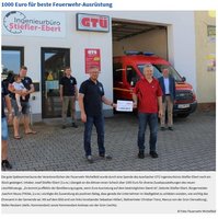 Herr Josef Stiefler-Ebert überreicht eine Spende an die Vertreter der Freiwilligen Feuerwehr Michelfeld.
